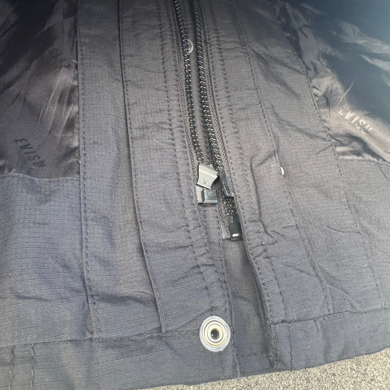 Detailansicht: Sourced limited accessories and clothes Evisu black vintage rainjacket – Logo, Nähte oder Material