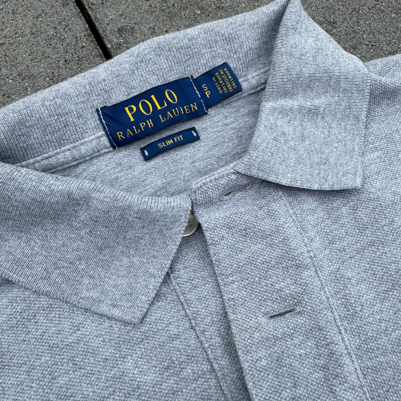 Detailansicht: Sourced limited accessories and clothes Polo Ralph Lauren classic grey polo – Logo, Nähte oder Material