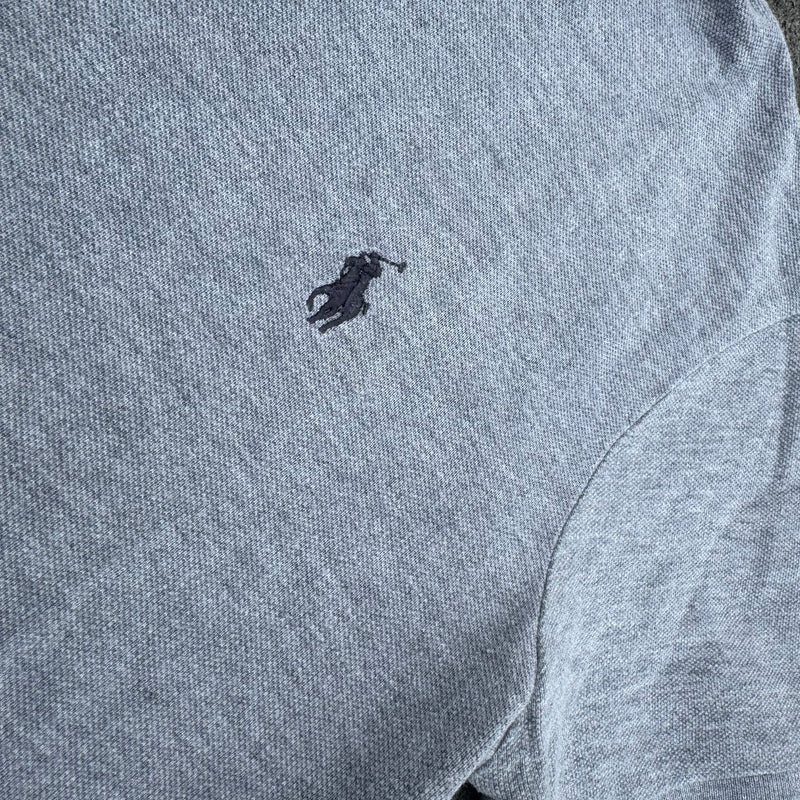 Detailansicht: Sourced limited accessories and clothes Polo Ralph Lauren classic grey polo – Logo, Nähte oder Material