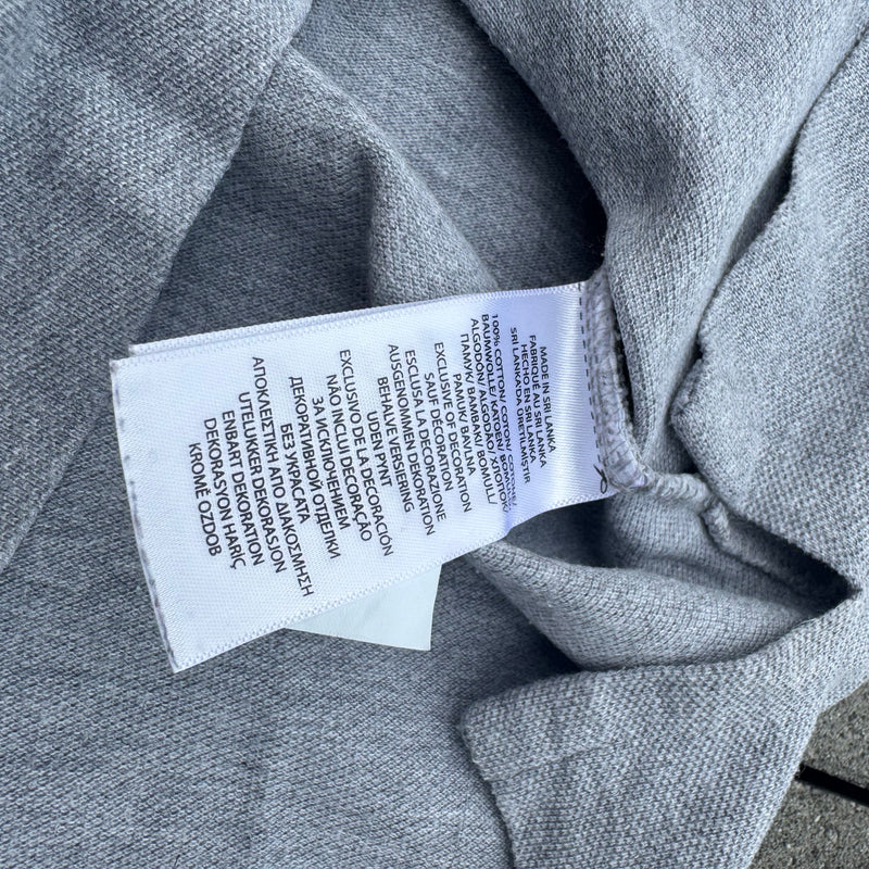 Detailansicht: Sourced limited accessories and clothes Polo Ralph Lauren classic grey polo – Logo, Nähte oder Material