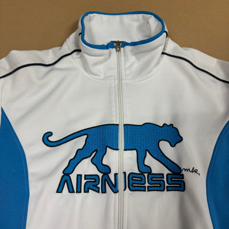 Detailansicht: Sourced limited accessories and clothes Airness track jacket – Logo, Nähte oder Material