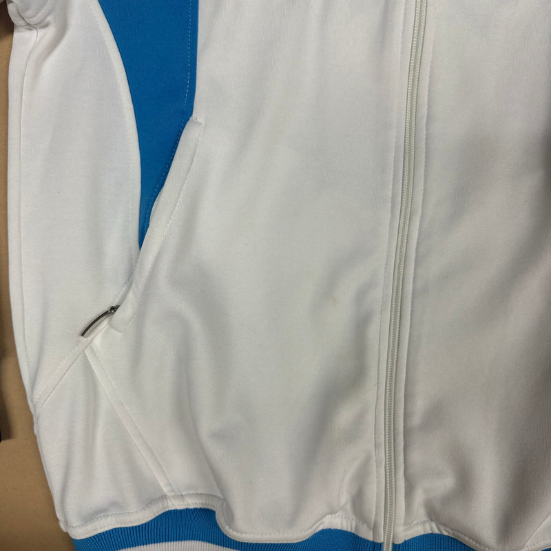 Detailansicht: Sourced limited accessories and clothes Airness track jacket – Logo, Nähte oder Material