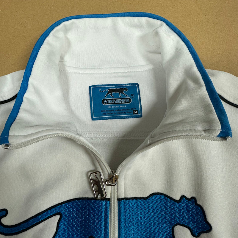 Detailansicht: Sourced limited accessories and clothes Airness track jacket – Logo, Nähte oder Material