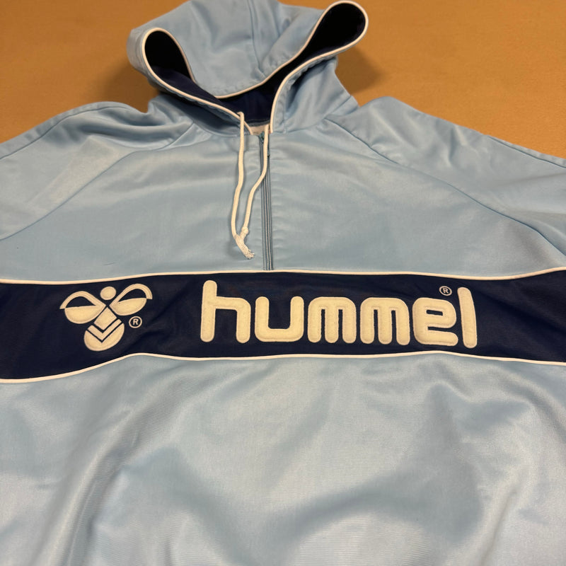 Detailansicht: Mein Shop Hummel sweatshirt skyblue – Logo, Nähte oder Material