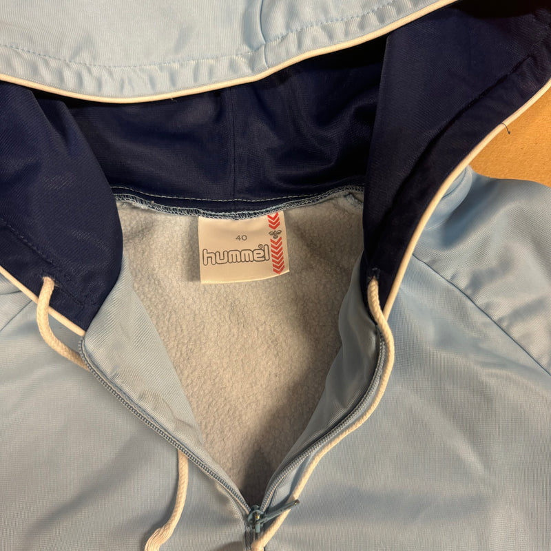 Detailansicht: Mein Shop Hummel sweatshirt skyblue – Logo, Nähte oder Material