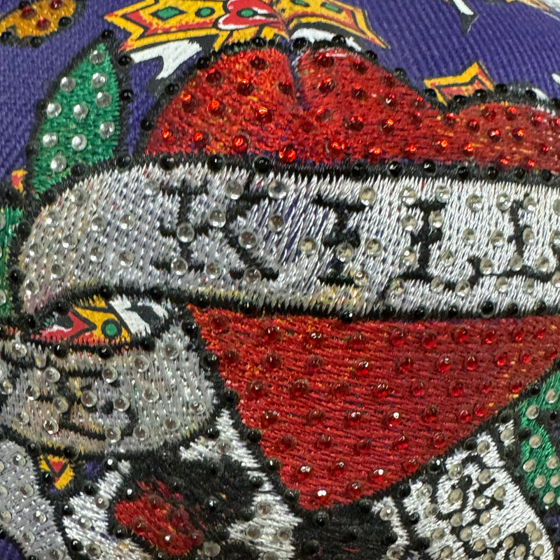 Detailansicht: Mein Shop Purple Ed Hardy cap – Logo, Nähte oder Material
