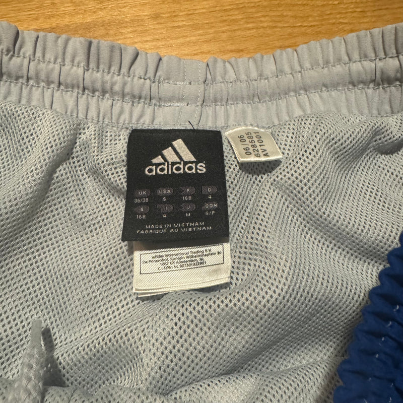 Detailansicht: Sourced limited accessories and clothes Adidas vintage track set – Logo, Nähte oder Material