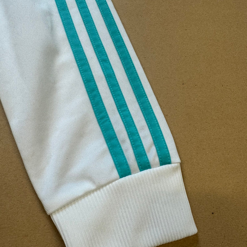 Detailansicht: Sourced limited accessories and clothes Adidas track jacket – Logo, Nähte oder Material