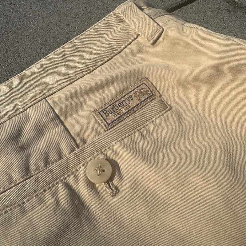 Detailansicht: Sourced limited accessories and clothes Burberry's beige baggy trousers – Logo, Nähte oder Material