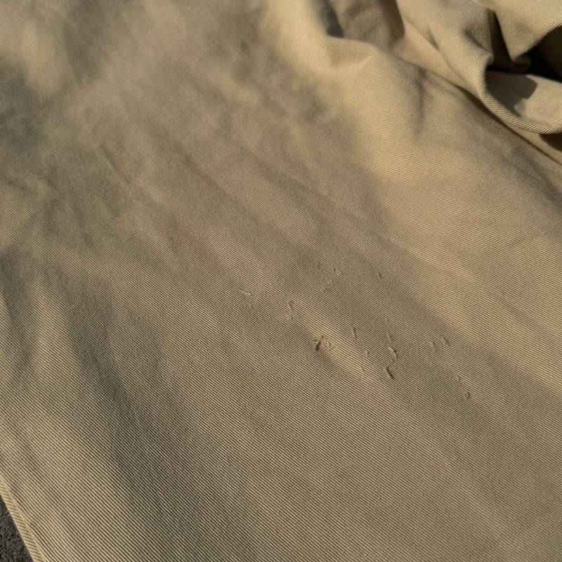 Detailansicht: Sourced limited accessories and clothes Burberry's beige baggy trousers – Logo, Nähte oder Material