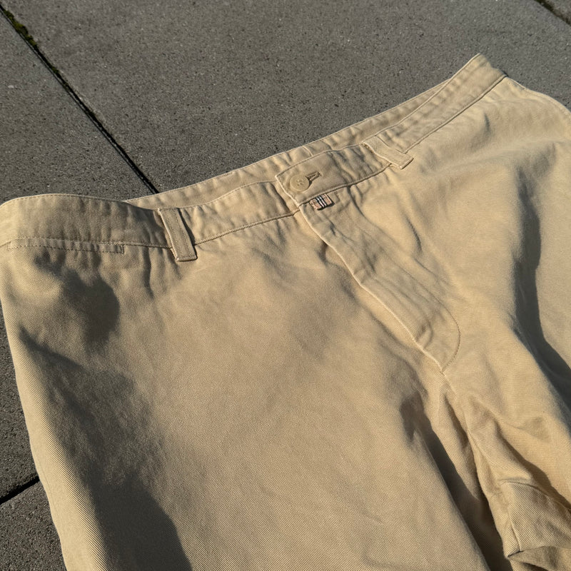 Detailansicht: Sourced limited accessories and clothes Burberry's beige baggy trousers – Logo, Nähte oder Material