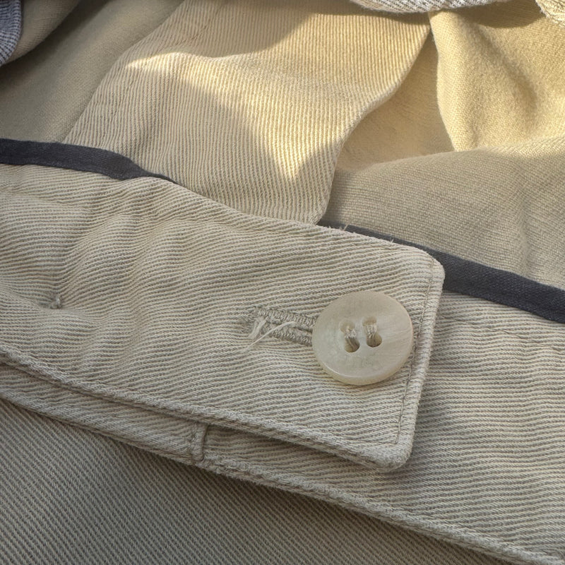 Detailansicht: Sourced limited accessories and clothes Burberry's beige baggy trousers – Logo, Nähte oder Material