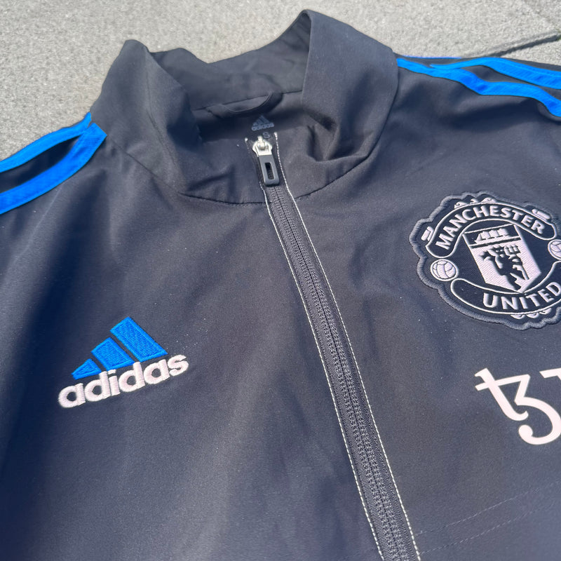 Detailansicht: Sourced limited accessories and clothes Manchester United vintage adidas track jacket – Logo, Nähte oder Material