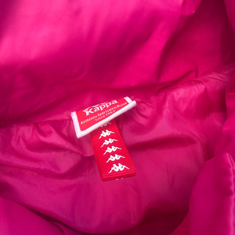 Detailansicht: Sourced limited accessories and clothes Kappa streetwear Y2K pink puffer jacket – Logo, Nähte oder Material