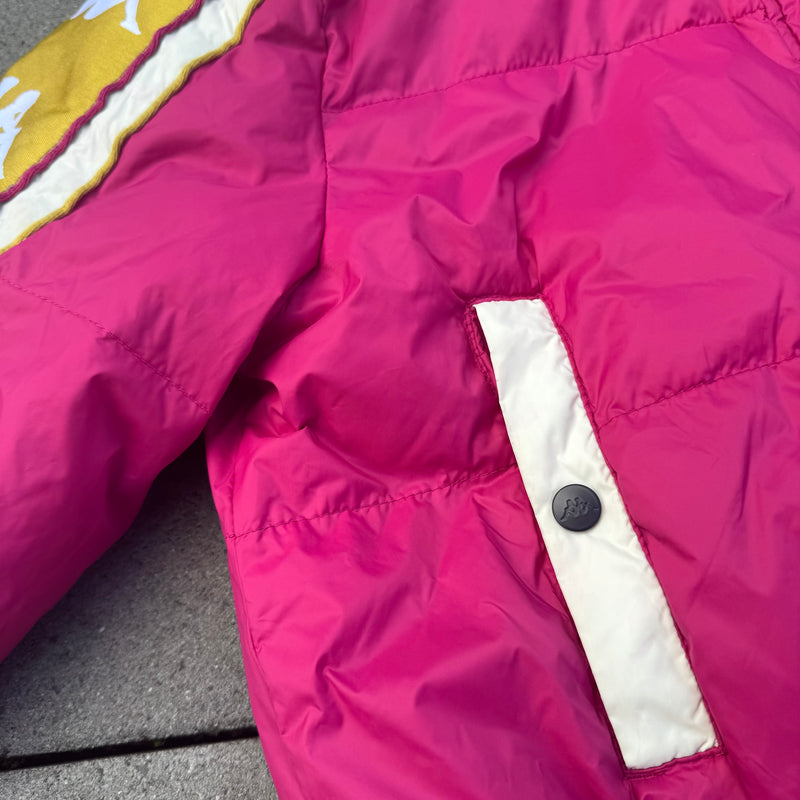 Detailansicht: Sourced limited accessories and clothes Kappa streetwear Y2K pink puffer jacket – Logo, Nähte oder Material