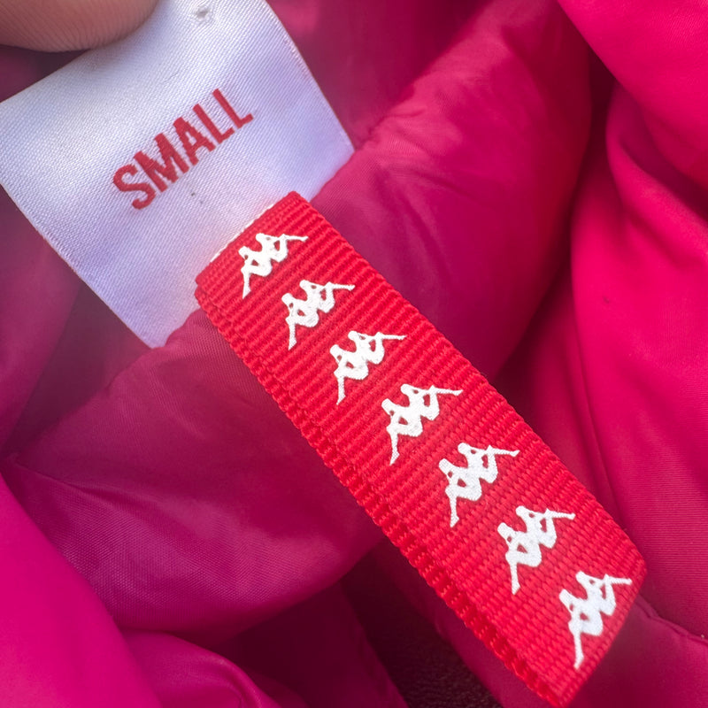 Detailansicht: Sourced limited accessories and clothes Kappa streetwear Y2K pink puffer jacket – Logo, Nähte oder Material