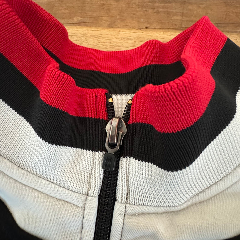 Detailansicht: Sourced limited accessories and clothes Airness streetwear track jacket – Logo, Nähte oder Material