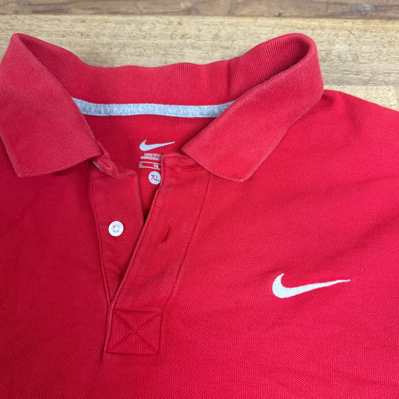 Detailansicht: Sourced limited accessories and clothes Red Nike poloshirt – Logo, Nähte oder Material