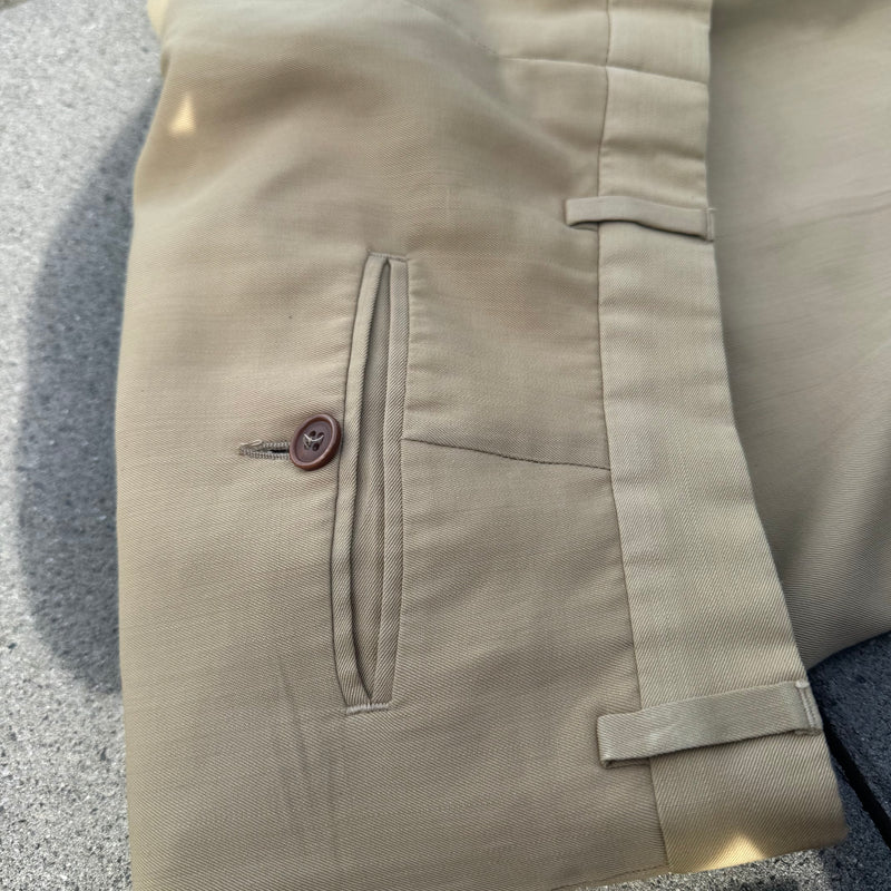 Detailansicht: Sourced limited accessories and clothes Yves Saint Laurent vintage loose chinos – Logo, Nähte oder Material