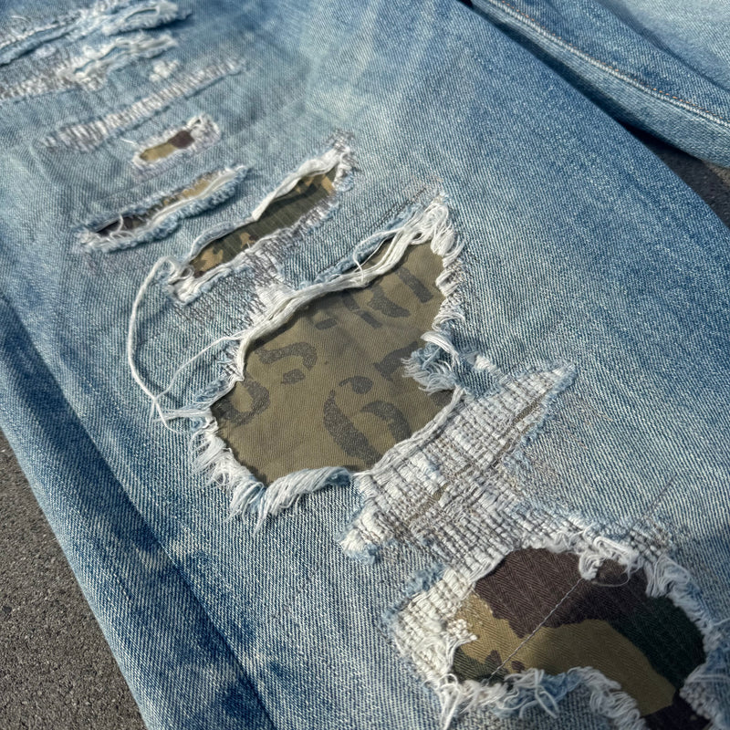 Detailansicht: Sourced limited accessories and clothes Polo Ralph Lauren custom made ripped military jeans – Logo, Nähte oder Material