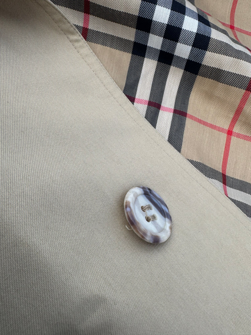 Detailansicht: Sourced limited accessories and clothes Vintage Burberry long coat – Logo, Nähte oder Material