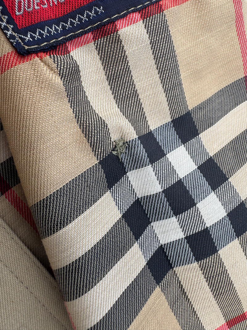 Detailansicht: Sourced limited accessories and clothes Vintage Burberry long coat – Logo, Nähte oder Material