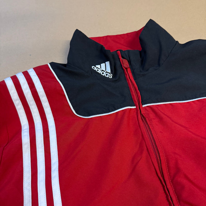 Detailansicht: Sourced limited accessories and clothes Vintage Adidas black and red track jacket – Logo, Nähte oder Material