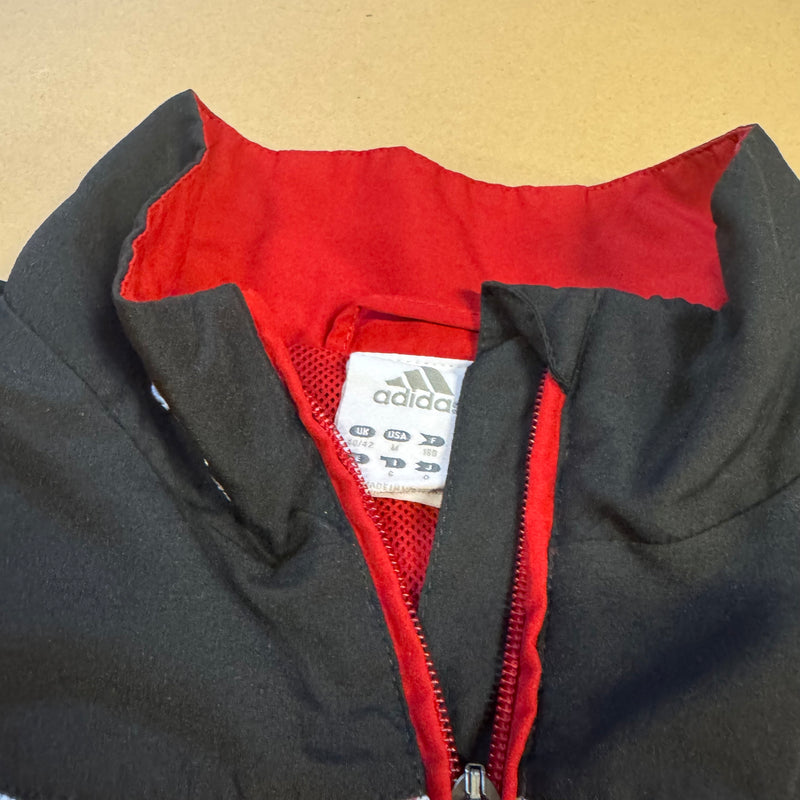 Detailansicht: Sourced limited accessories and clothes Vintage Adidas black and red track jacket – Logo, Nähte oder Material