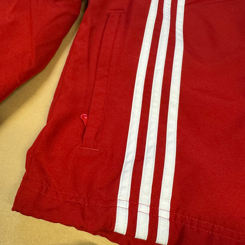 Detailansicht: Sourced limited accessories and clothes Vintage Adidas black and red track jacket – Logo, Nähte oder Material
