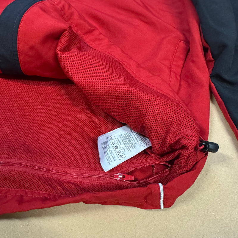 Detailansicht: Sourced limited accessories and clothes Vintage Adidas black and red track jacket – Logo, Nähte oder Material