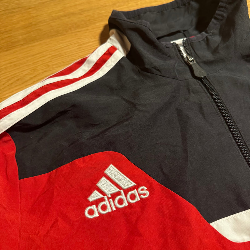 Detailansicht: Sourced limited accessories and clothes Adidas Ergo red vintage football track jacket – Logo, Nähte oder Material