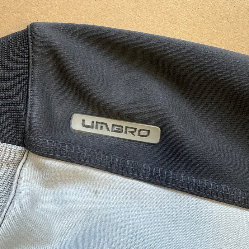 Detailansicht: Sourced limited accessories and clothes Umbro streetwear sweatshirt – Logo, Nähte oder Material