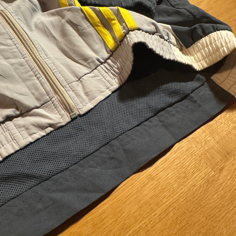 Detailansicht: Sourced limited accessories and clothes Vintage Adidas grey 90s track jacket – Logo, Nähte oder Material