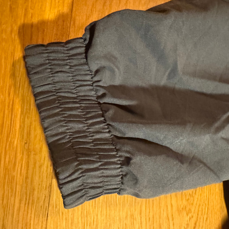 Detailansicht: Sourced limited accessories and clothes Vintage Adidas grey 90s track jacket – Logo, Nähte oder Material