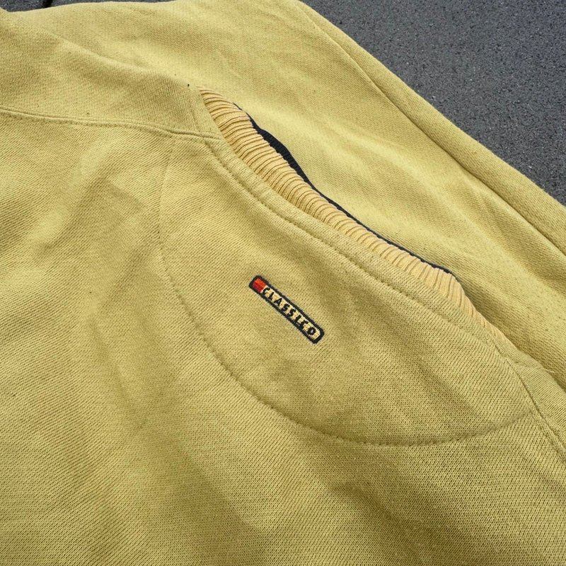 Detailansicht: Sourced limited accessories and clothes Vintage Ellesse yellow sweatshirt – Logo, Nähte oder Material
