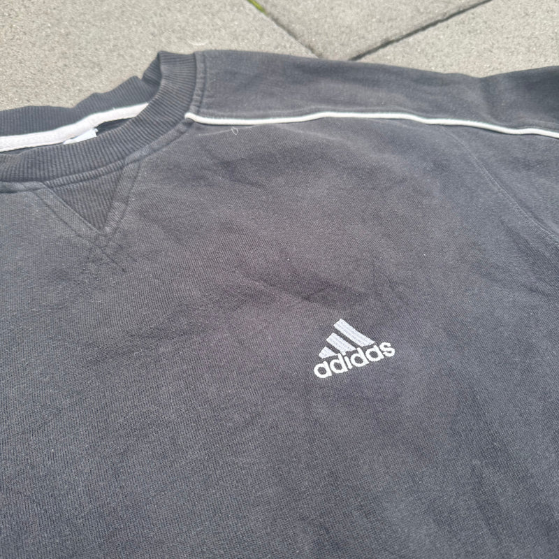Detailansicht: Sourced limited accessories and clothes Vintage Adidas black sweatshirt – Logo, Nähte oder Material
