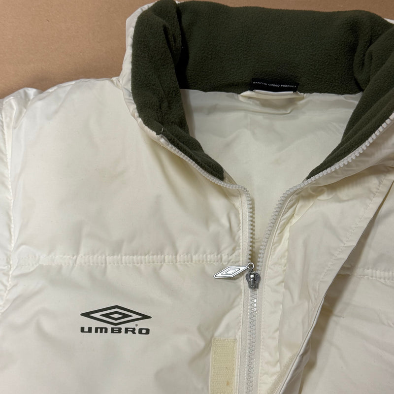Detailansicht: Sourced limited accessories and clothes Umbro winter vest – Logo, Nähte oder Material