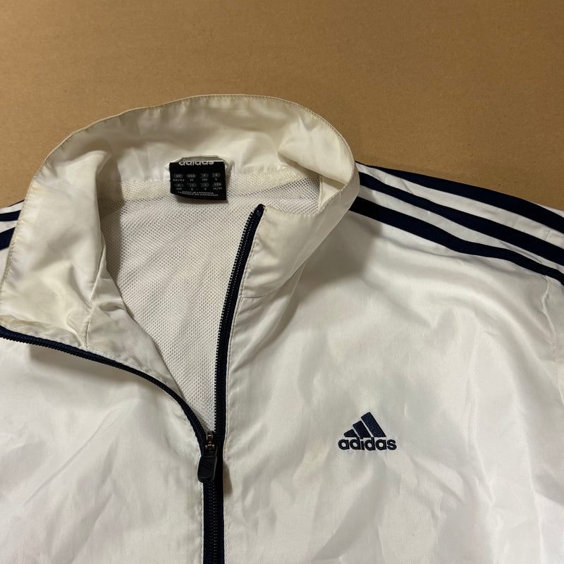 Detailansicht: Sourced limited accessories and clothes Adidas raincoat – Logo, Nähte oder Material