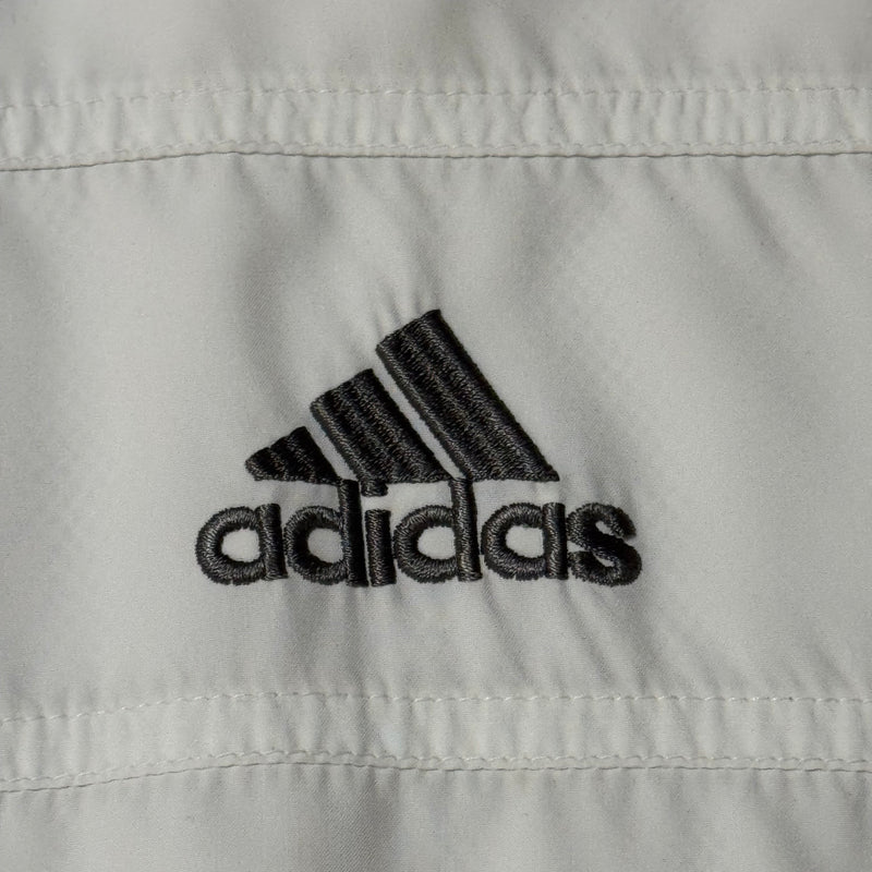 Detailansicht: Sourced limited accessories and clothes Adidas raincoat vintage – Logo, Nähte oder Material