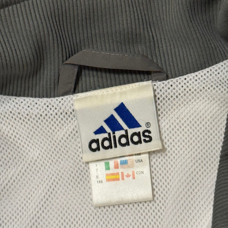 Detailansicht: Sourced limited accessories and clothes Adidas raincoat vintage – Logo, Nähte oder Material