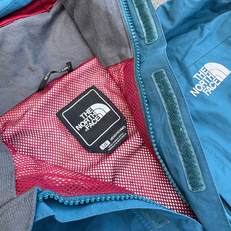 Detailansicht: Sourced limited accessories and clothes The North Face blue rain jacket – Logo, Nähte oder Material