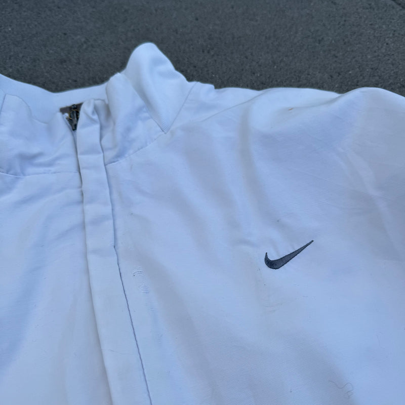 Detailansicht: Sourced limited accessories and clothes Nike vintage 00s white light jacket – Logo, Nähte oder Material