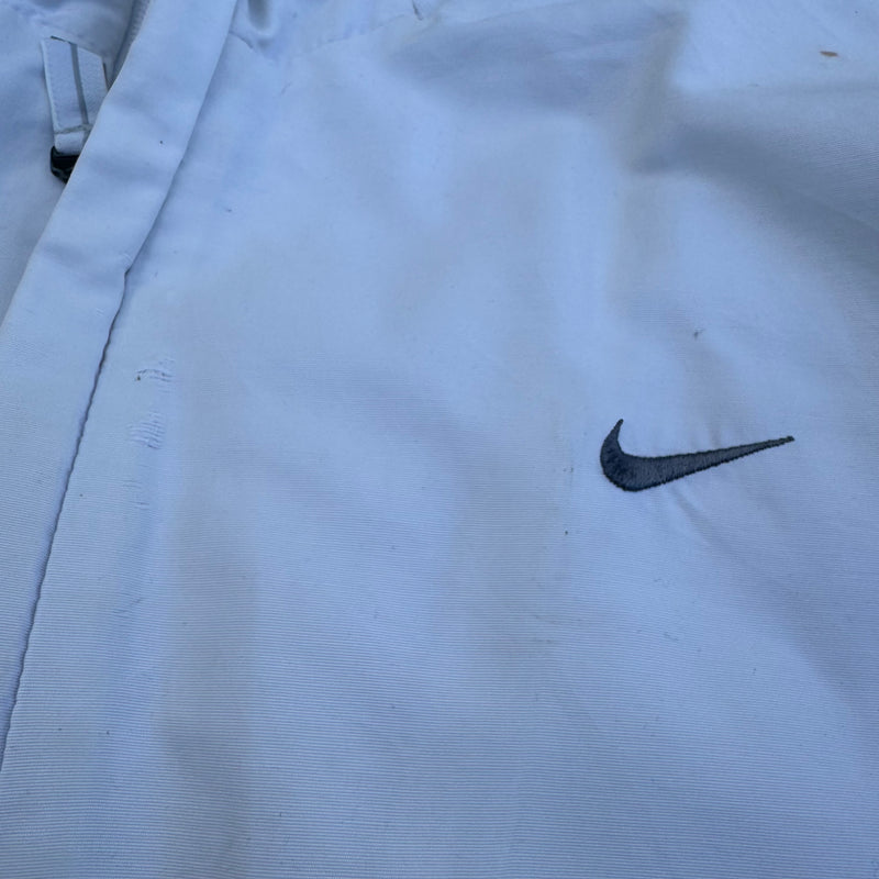 Detailansicht: Sourced limited accessories and clothes Nike vintage 00s white light jacket – Logo, Nähte oder Material