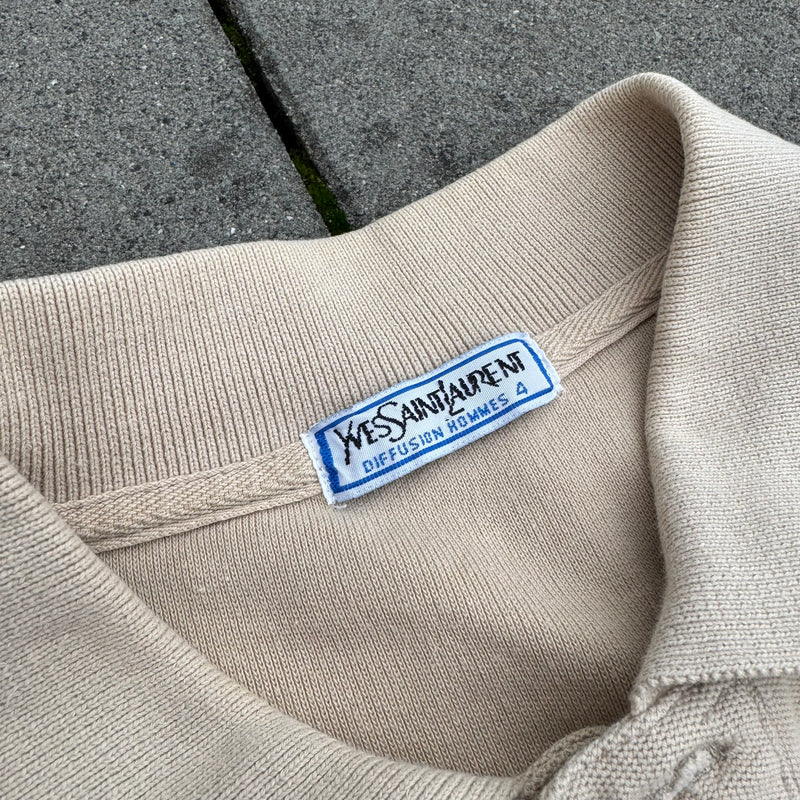 Detailansicht: Sourced limited accessories and clothes Yves Saint Laurent vintage beige polo – Logo, Nähte oder Material