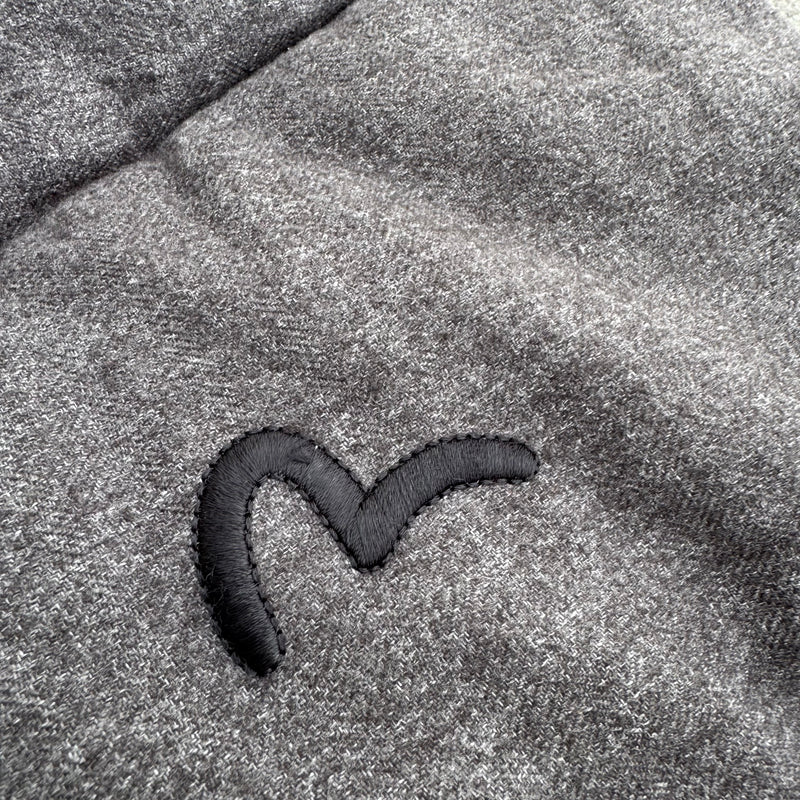 Detailansicht: Sourced limited accessories and clothes Evisu grey winter vest – Logo, Nähte oder Material