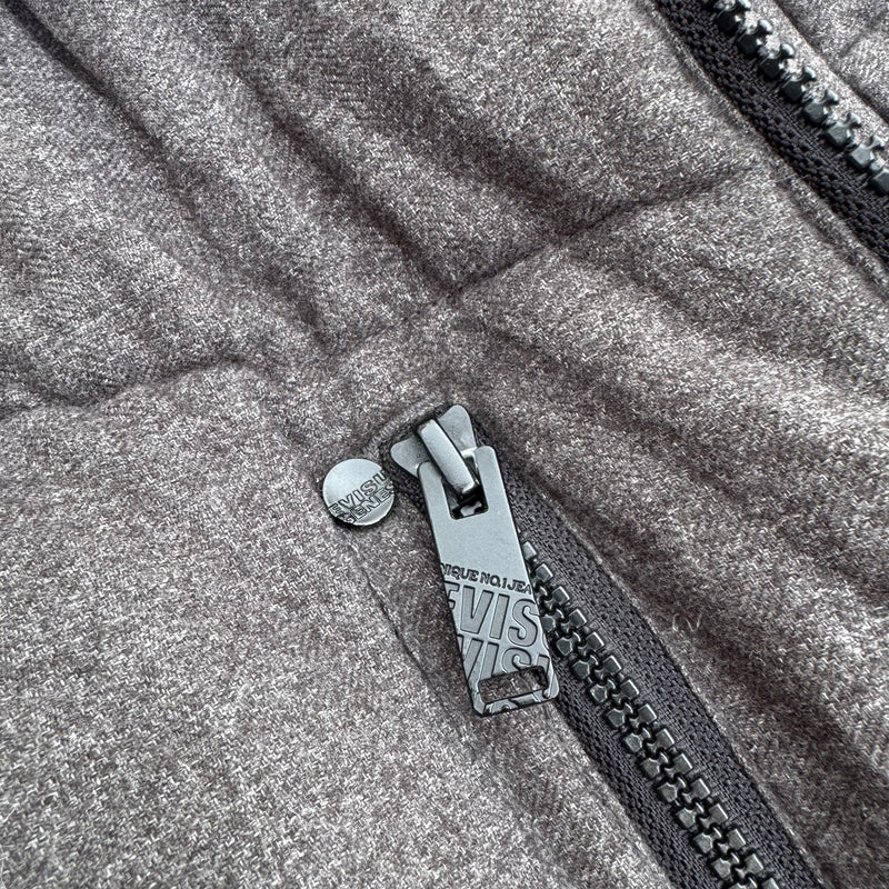 Detailansicht: Sourced limited accessories and clothes Evisu grey winter vest – Logo, Nähte oder Material