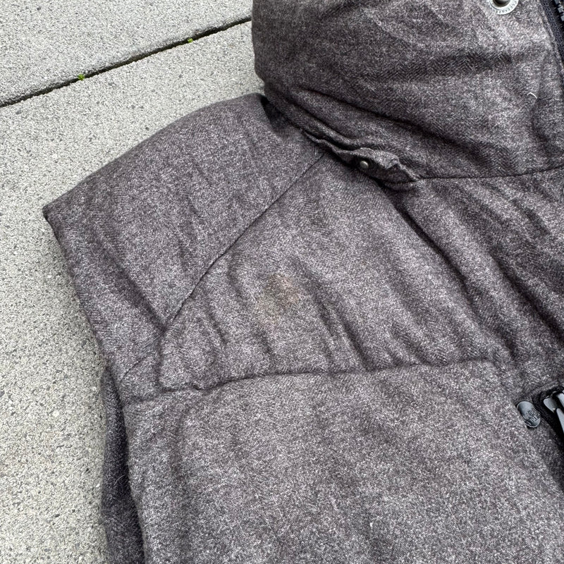 Detailansicht: Sourced limited accessories and clothes Evisu grey winter vest – Logo, Nähte oder Material