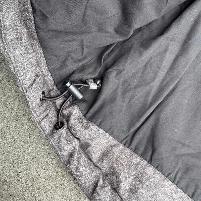Detailansicht: Sourced limited accessories and clothes Evisu grey winter vest – Logo, Nähte oder Material