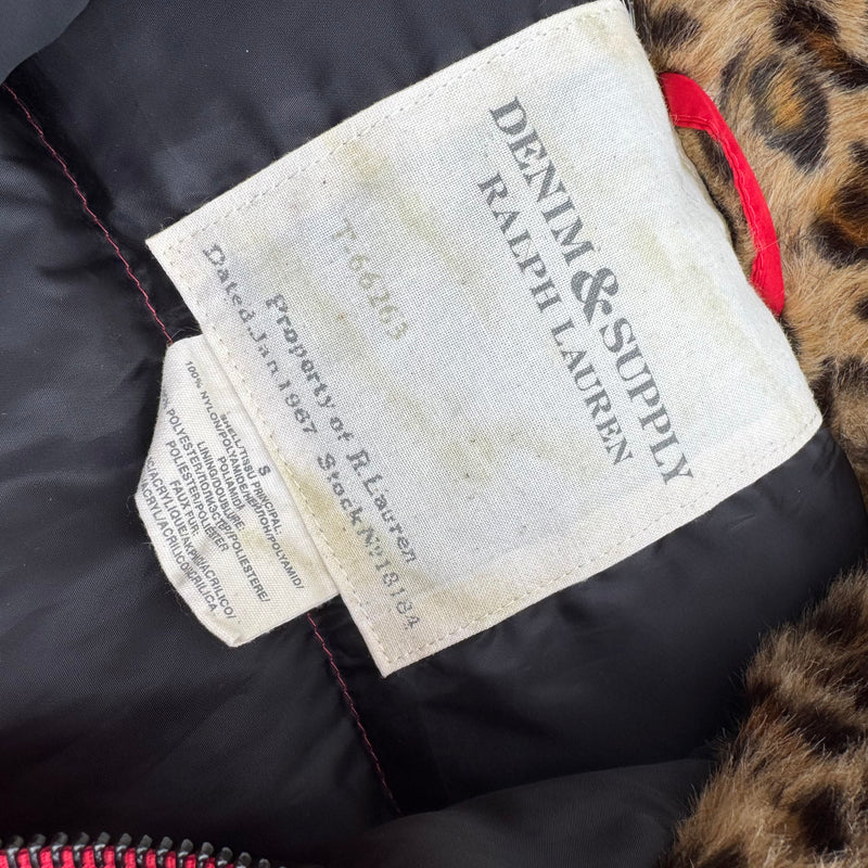 Detailansicht: Sourced limited accessories and clothes Denim & Supply Ralph Lauren red vest – Logo, Nähte oder Material