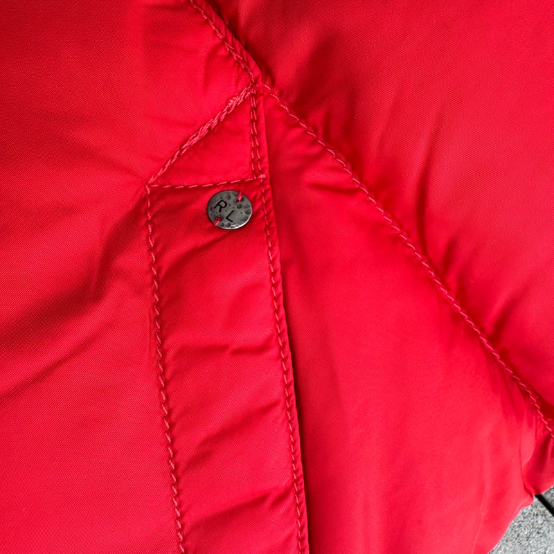 Detailansicht: Sourced limited accessories and clothes Denim & Supply Ralph Lauren red vest – Logo, Nähte oder Material